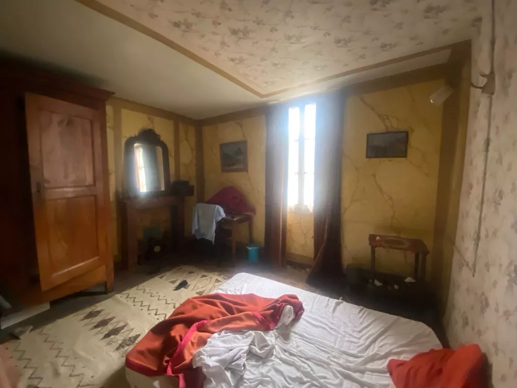 TOWN HOUSE TO RESTORE