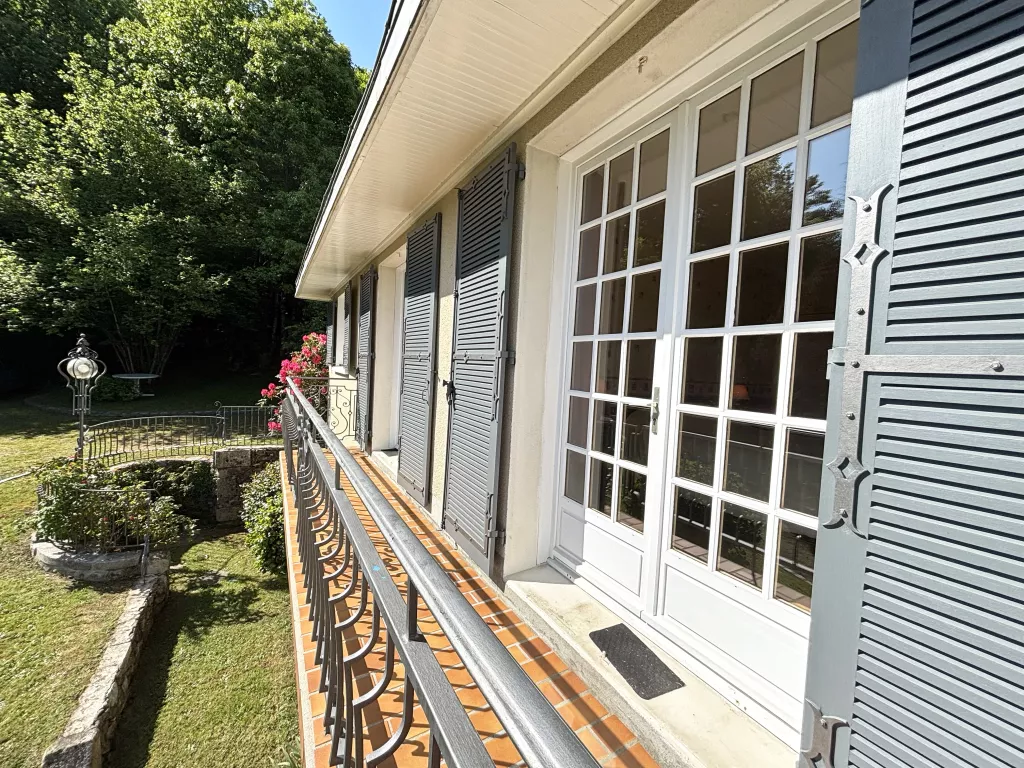 Belle maison avec un grand terrain