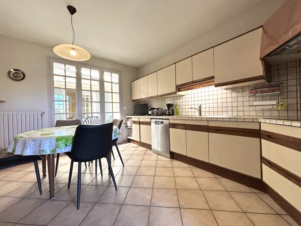 Belle maison avec un grand terrain