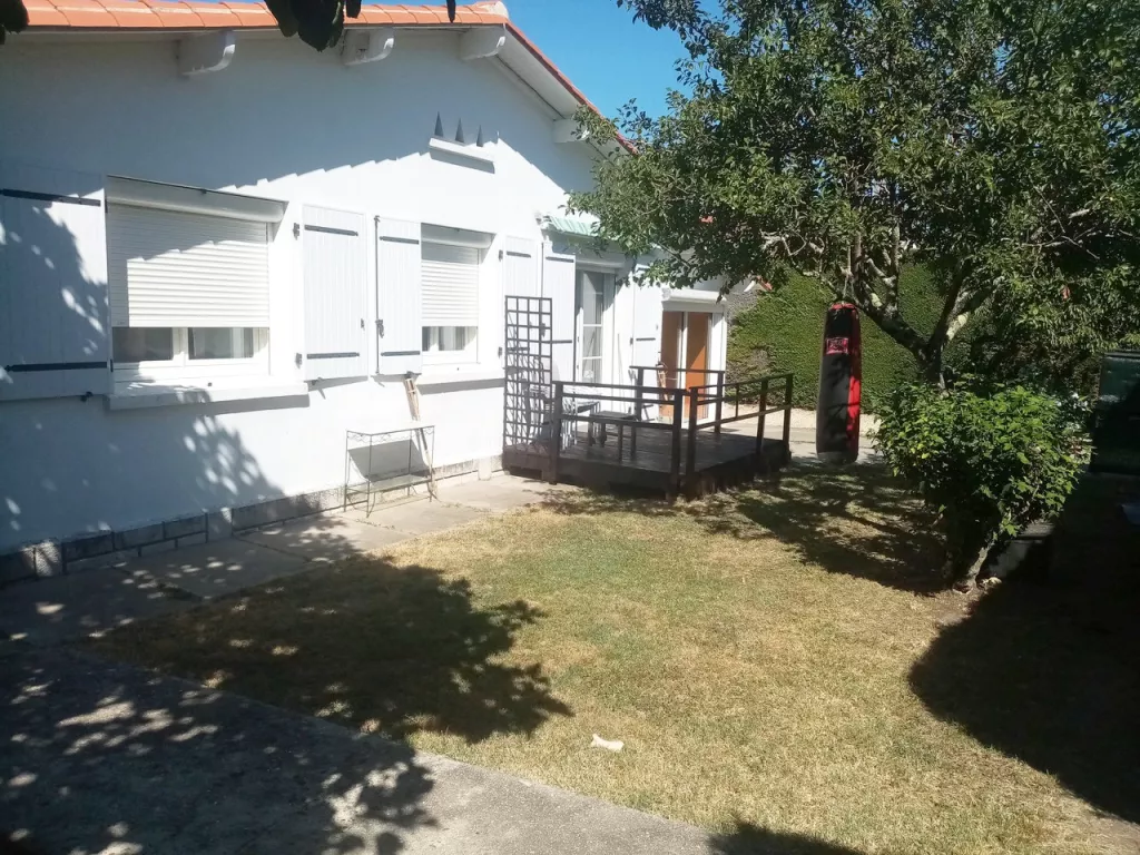 Maison de plain-pied avec jardin