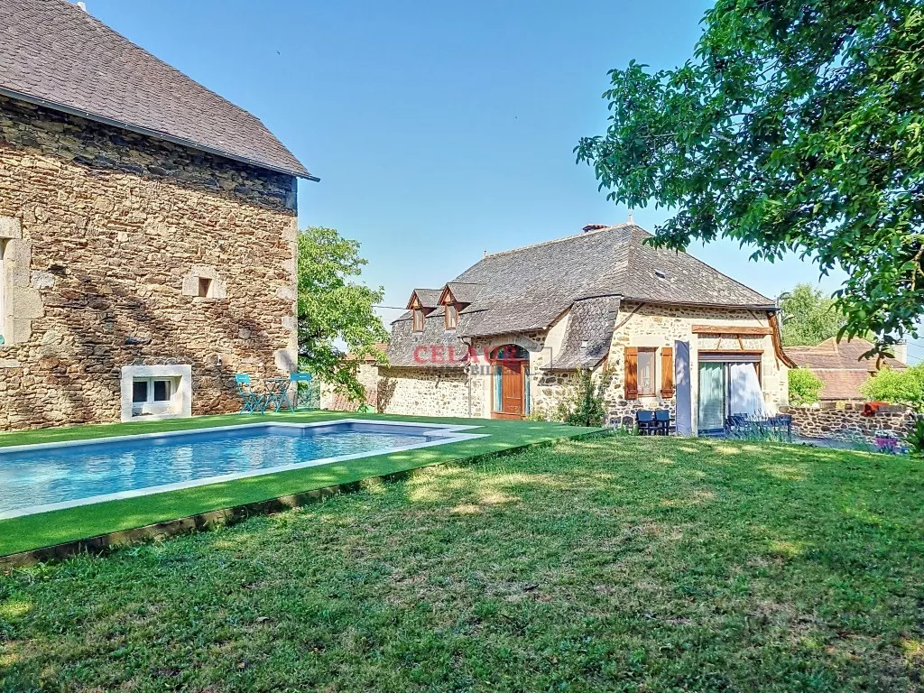 Ensemble immobilier en pierre avec piscine