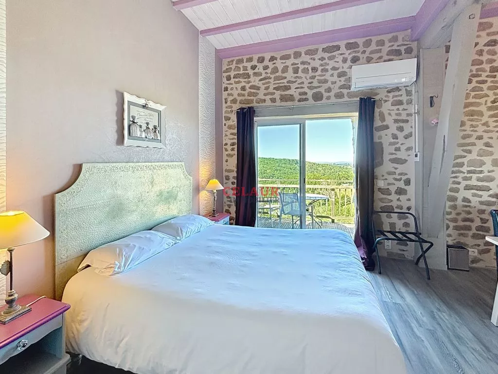 DOMAINE DE 10 HA : MAISON, GRANGE AMENAGEE, VUE, PISCINE