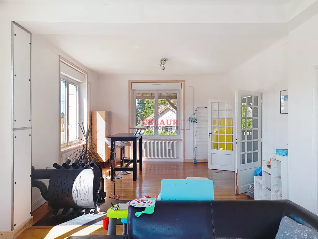 Solide maison familiale avec plus de 3hectares attenant.