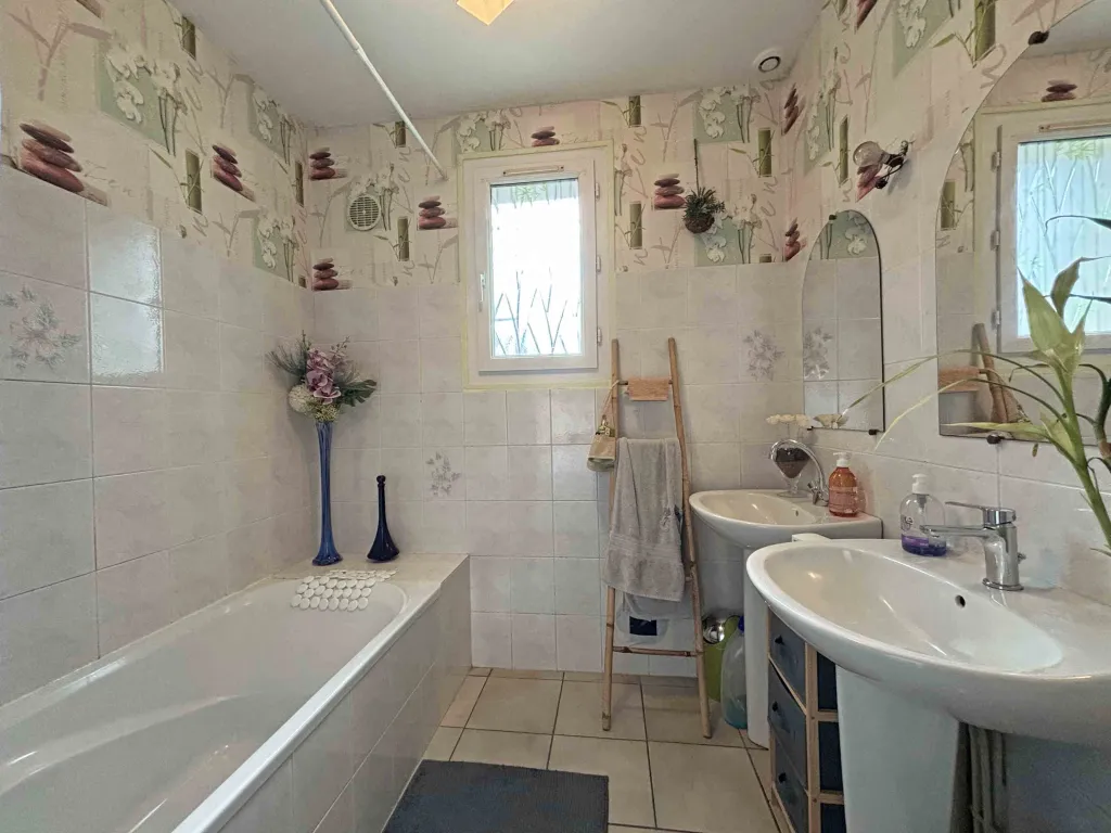 Maison avec garage et jardin